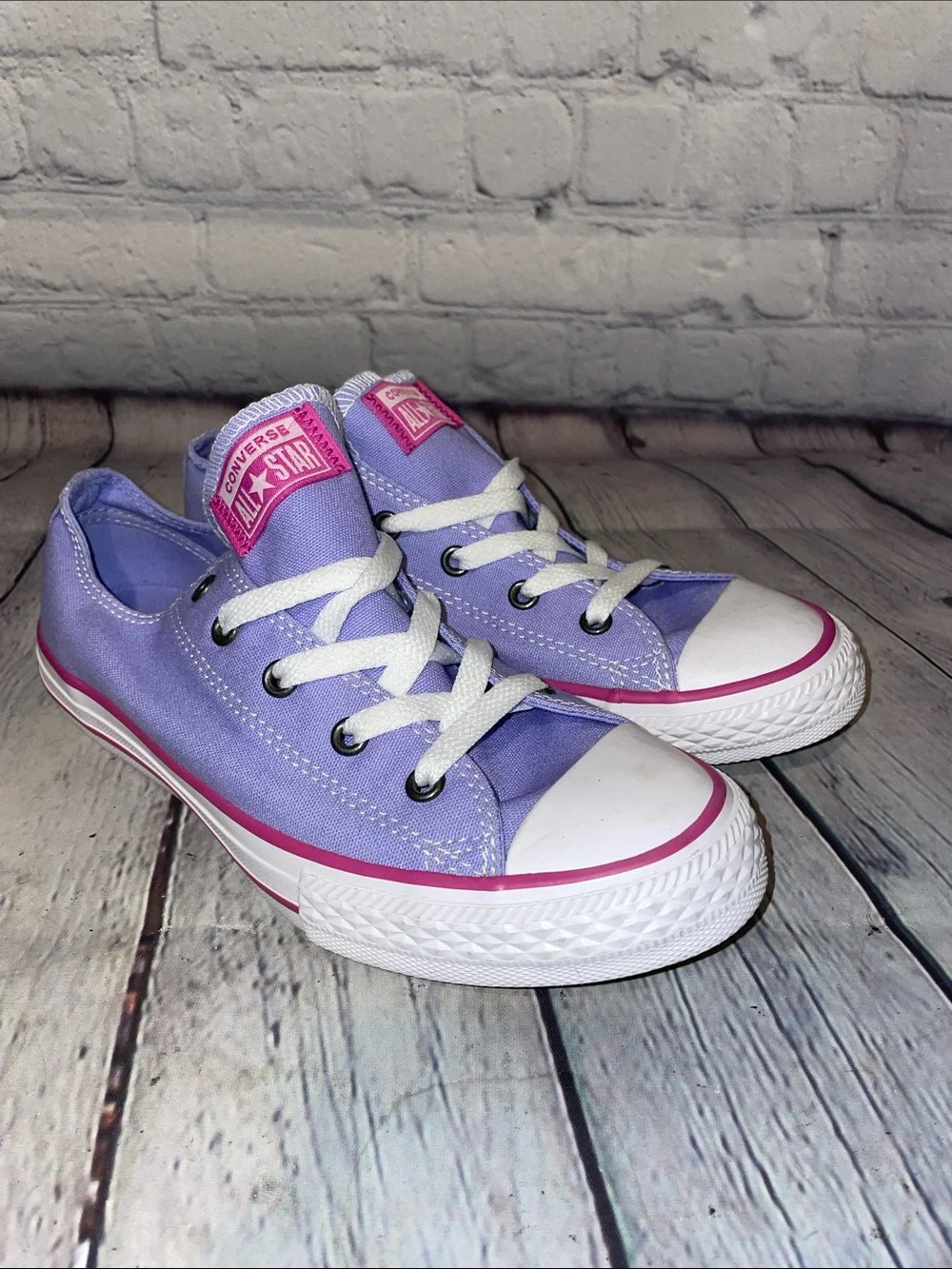 Converse Lavender Canvas Low Top Sneakers with Pink Accents  • Sz 4